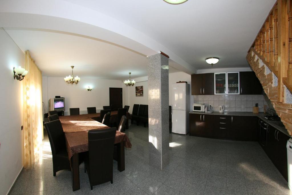 Pensiunea Casa Zarnesteana Hotel Zarnesti Luaran gambar